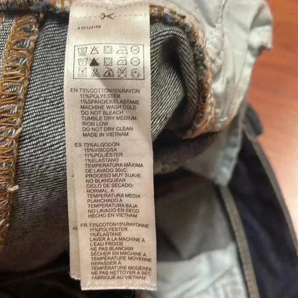 Forever 21 short distressed Jean shorts, size 31 - Picture 5 of 5